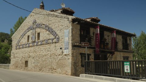 Fachada del hotel junto a la carretera de Ucero